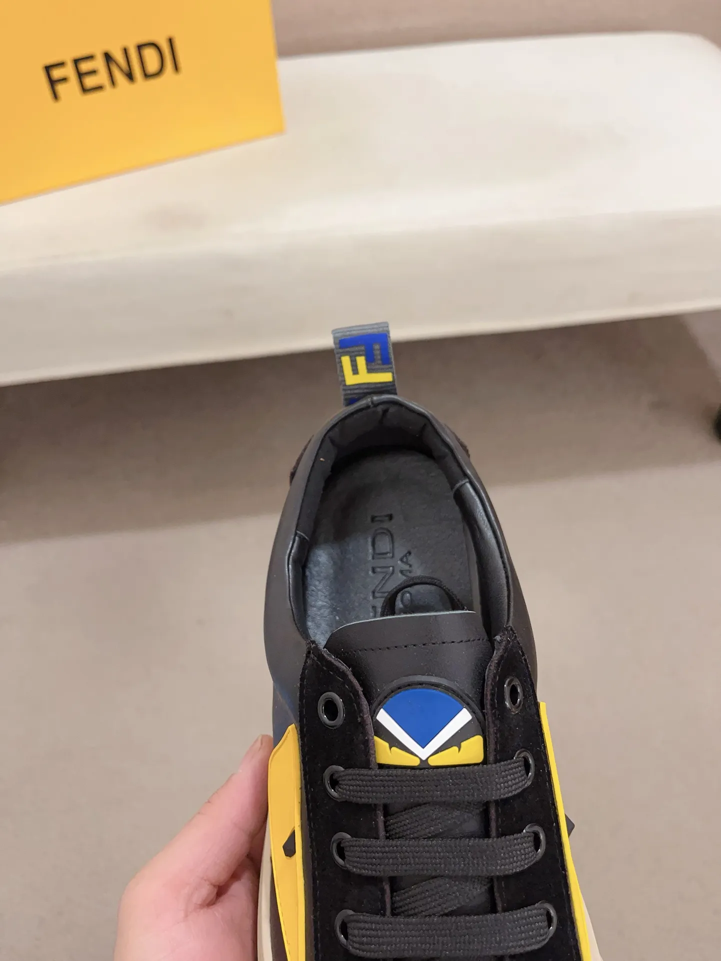 Men's shoes💰: 400💰[Fendi] Fendi's latest casual shoes for men! Available at counters simultaneously! A one-to-one replica of the original. All imported official website one-to-one cowhide fabric. The interior is made of top-grade sheepskin, and the original factory-supplied rubber outsole is used. Leading new fashion concepts. Matching code: 38-44. (can be customized for 45 non-refundable)